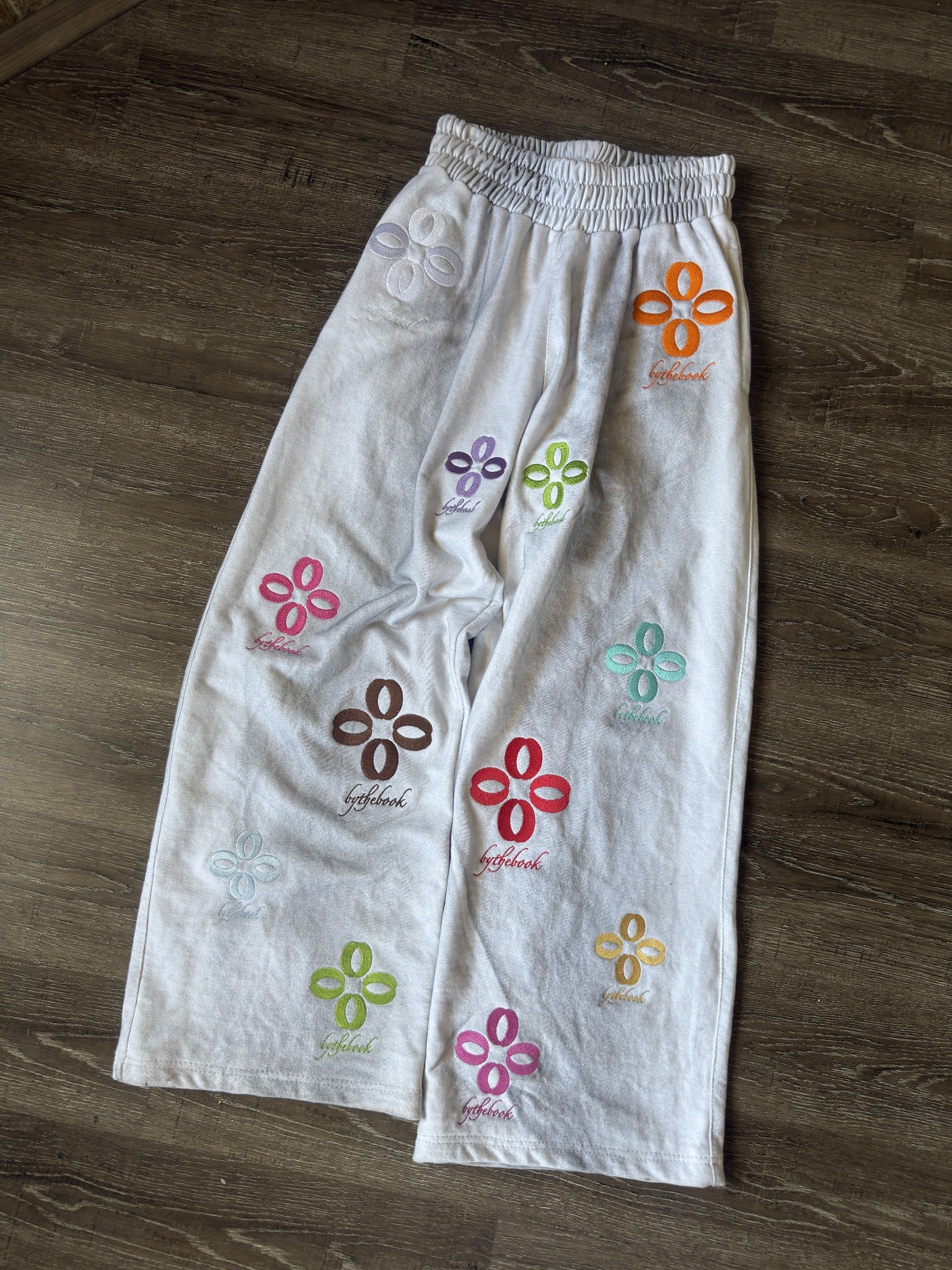 FLORAL SWEATS- WHITE